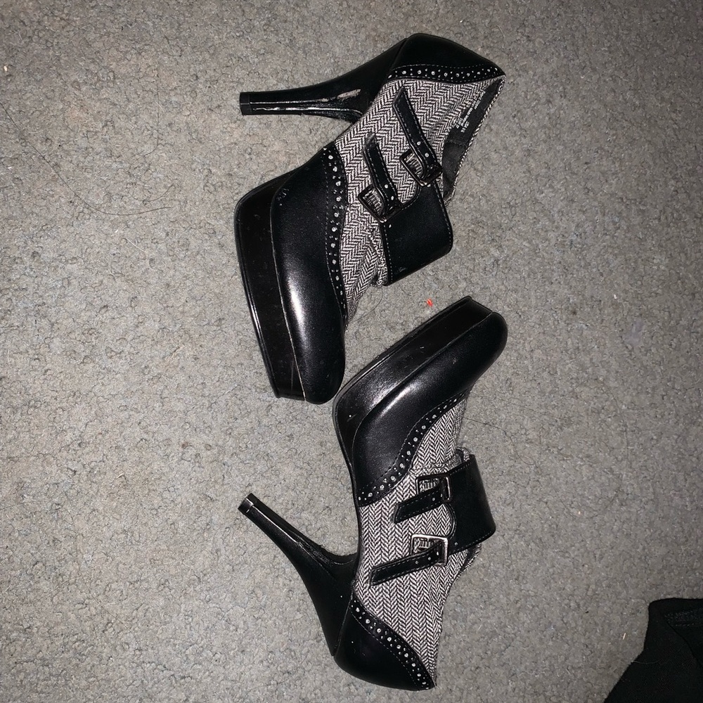 Heel pumps black and gray size 5.5 like new.